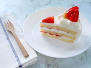 Strawberries and Cream Cheesecake Cake 